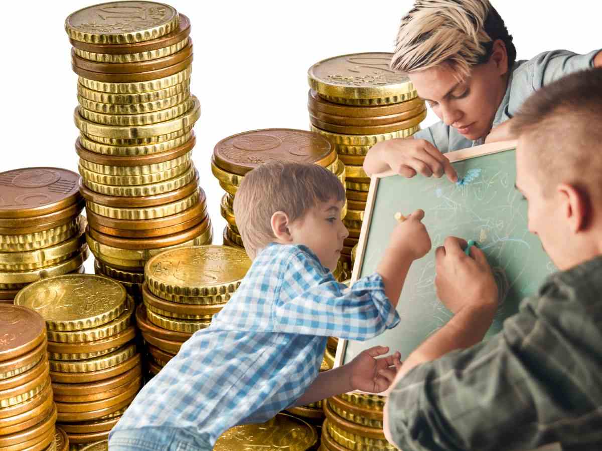 sfondo monete euro e giovani che scrivono alla lavagna