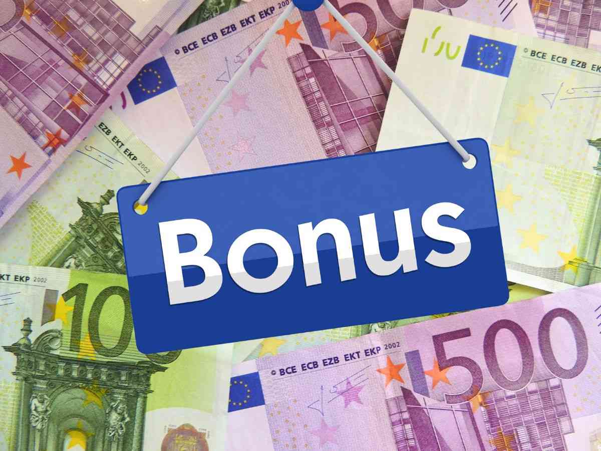 sfondo banconote euro e cartello con scritta bonus