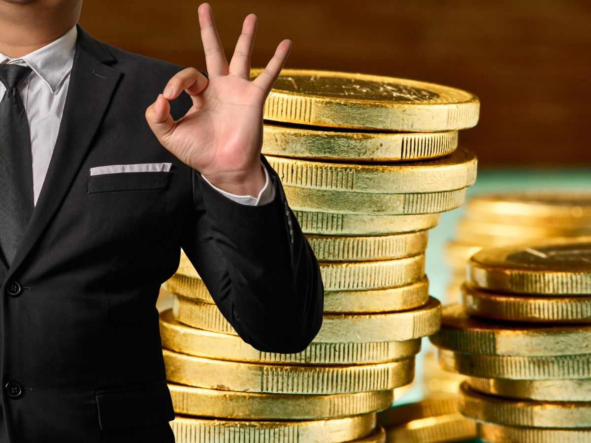 sfondo monete euro e uomo fa ok