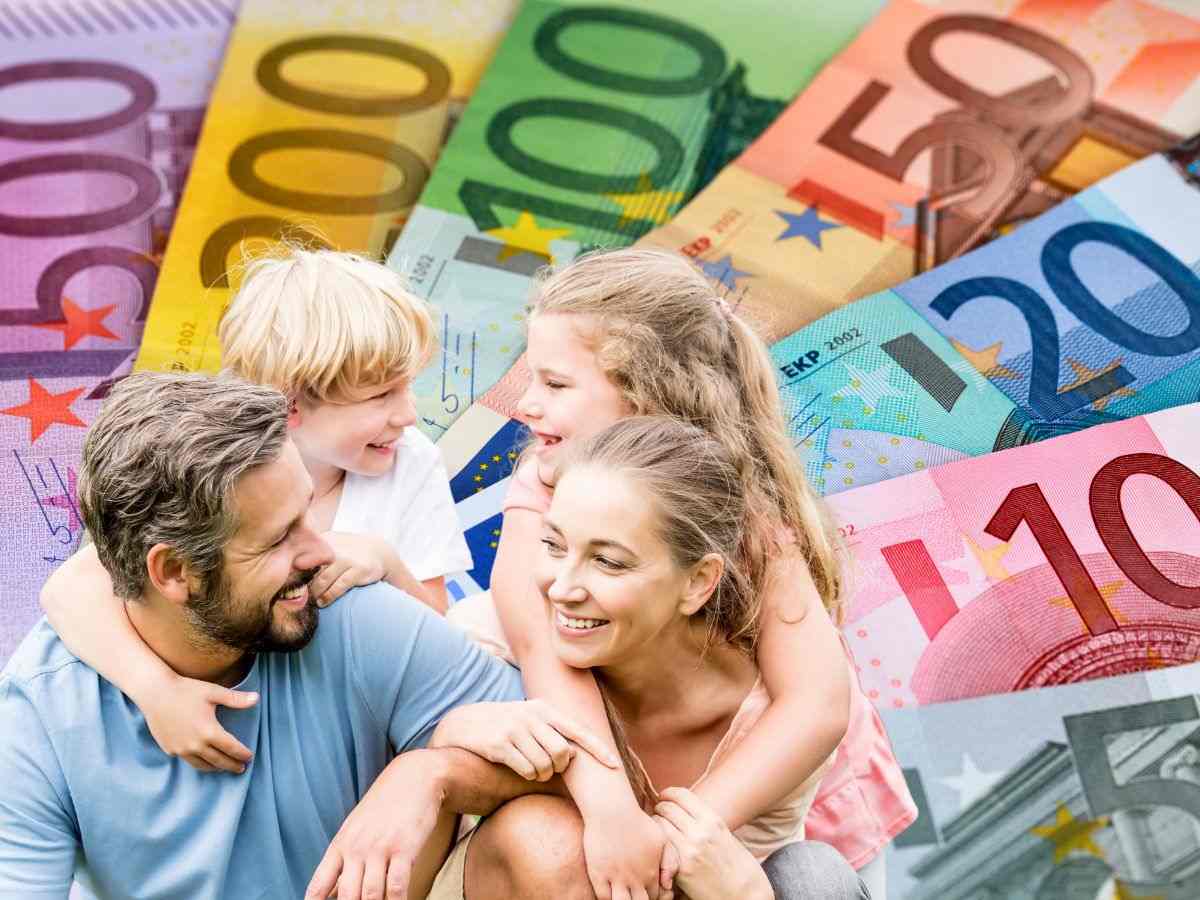 sfondo banconote euro e famiglia riunita