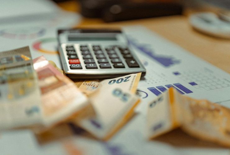 Calcolatrice e banconote