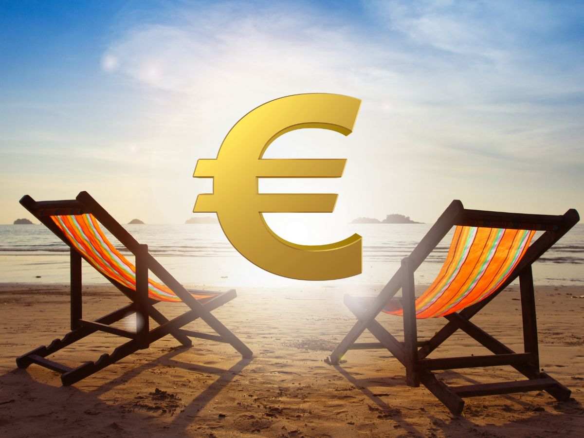 sfondo sdraio in spiaggia e simbolo euro