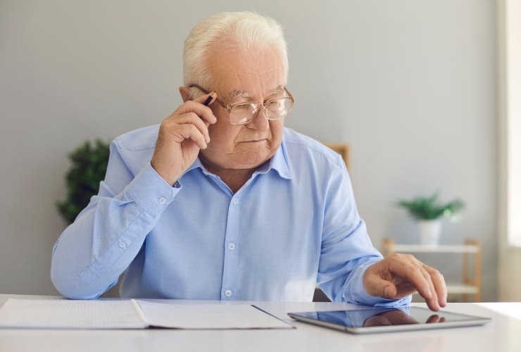 Pensionato che si informa sul Modello RED
