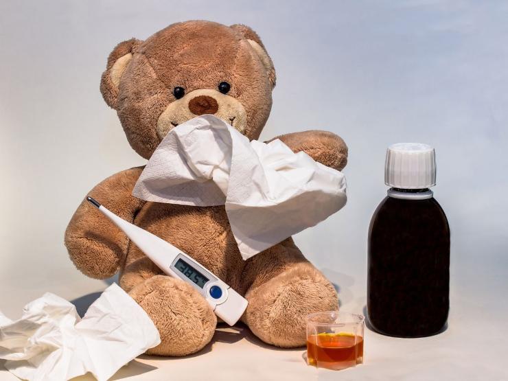 orsetto con fazzoletto per raffreddore e medicine e termometro