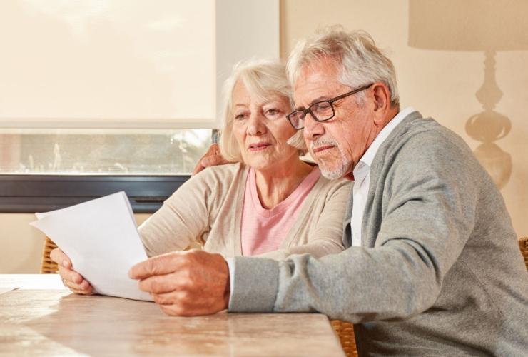 Pensionati che leggono un documento
