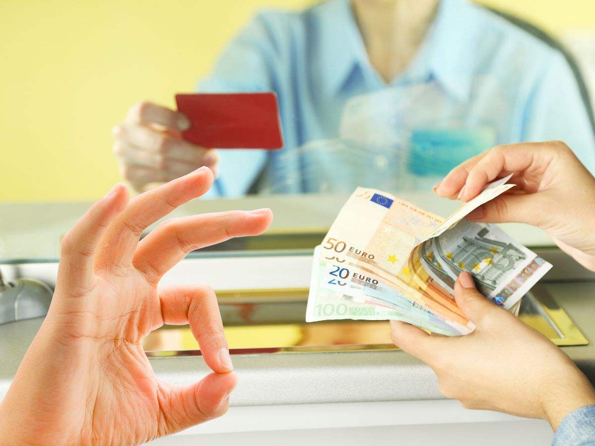 sfondo persone con carta di credito e banconote euro e mano che fa ok