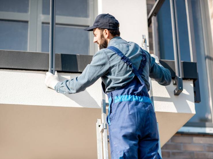 operatore fa manutenzione a balcone 
