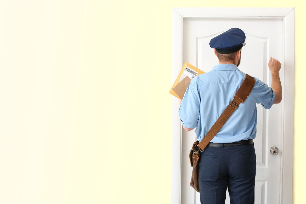 Postino che bussa alla porta