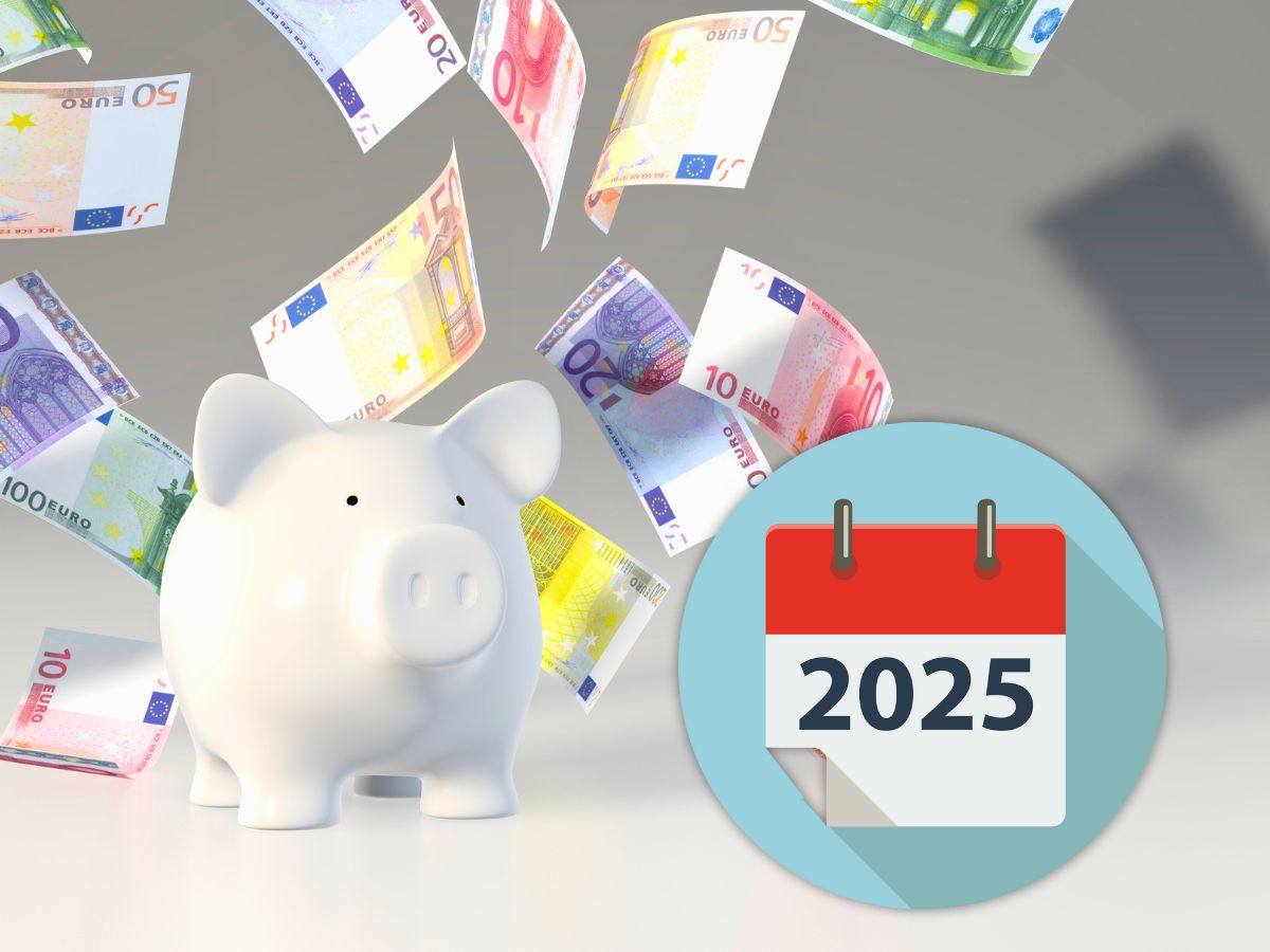 sfondo banconote euro volanti con salvadanaio porcellini e tondo con calendario 2025