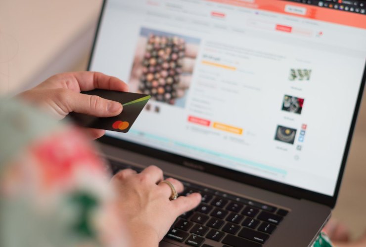 Persona che compra online