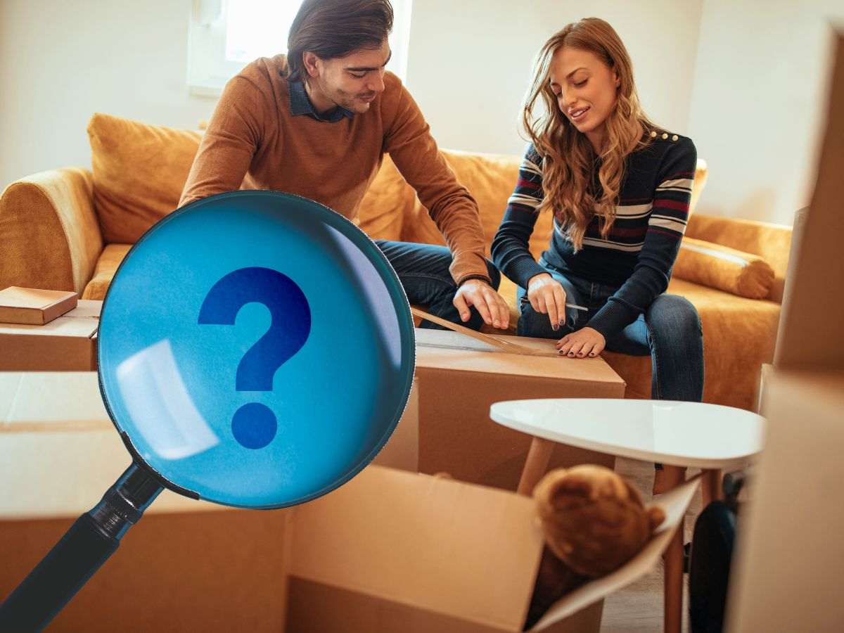 sfondo ragazzi che aprono pacchi e lente d'ingrandimento con punto interrogativo