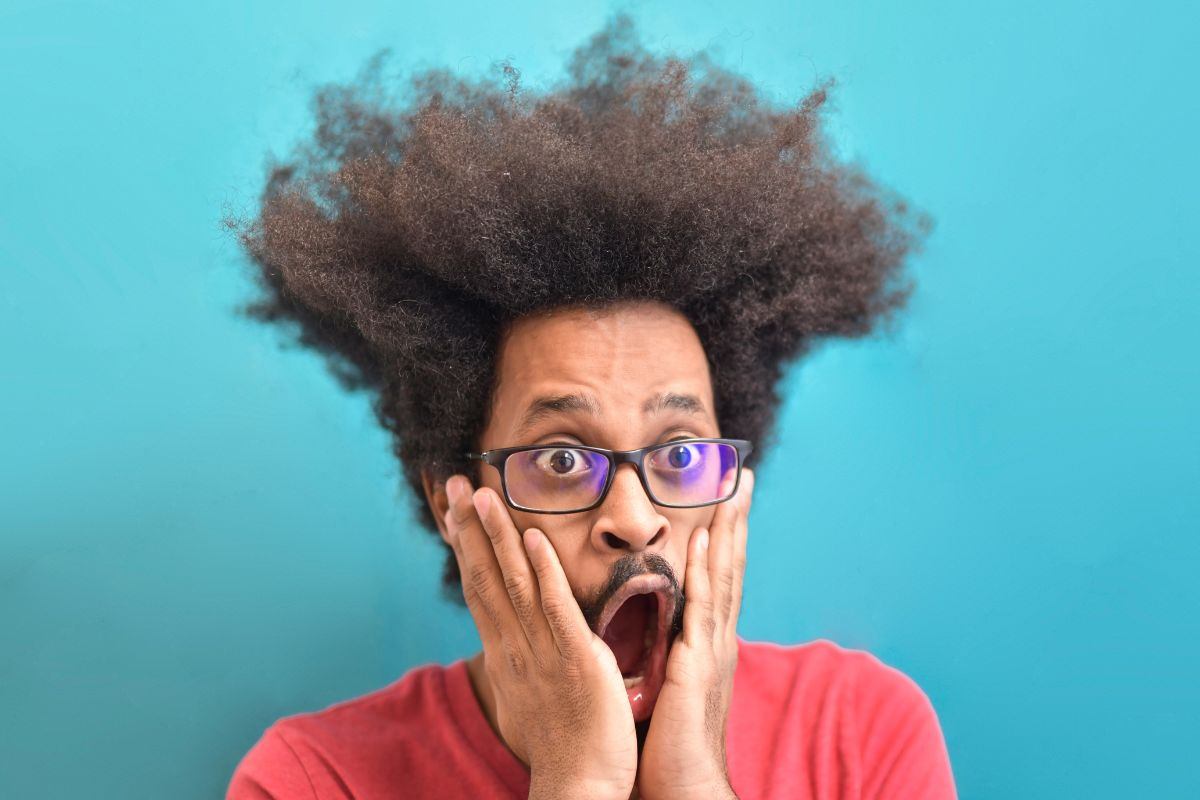 Persona spaventata e con i capelli alzati