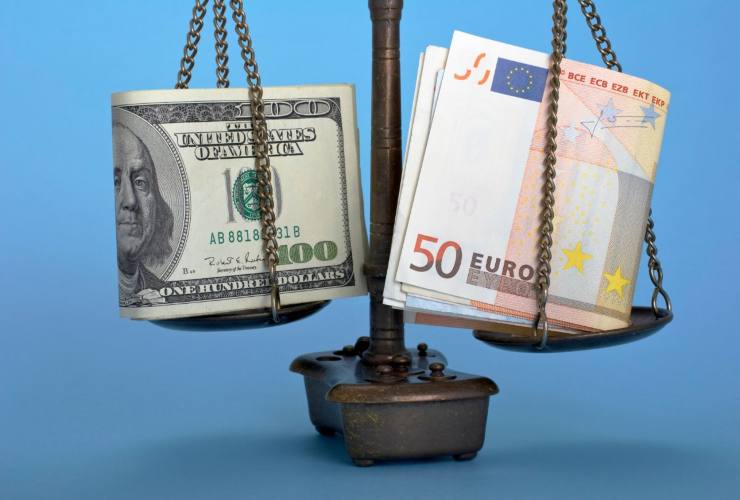 Bilancia con euro e dollari