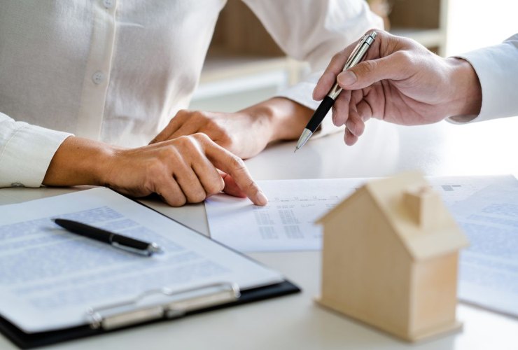 Contratto di affitto e miniatura casa