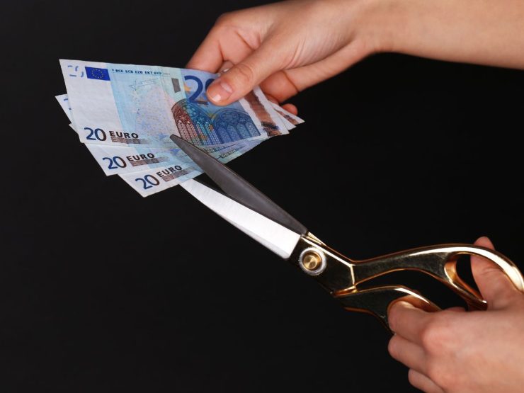 mani tagliano banconote 20 euro