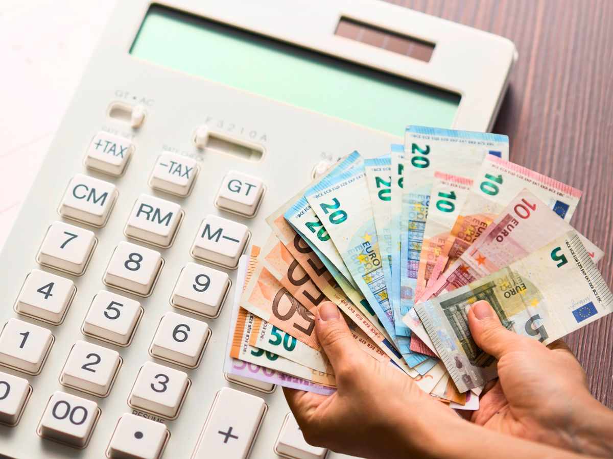 sfondo calcolatrice e mani con banconote euro