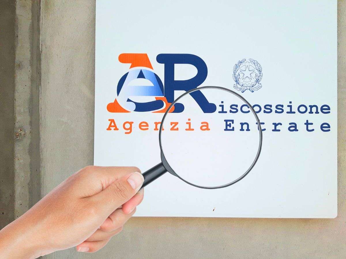 sfondo cartello Fisco e mano con lente di ingrandimento