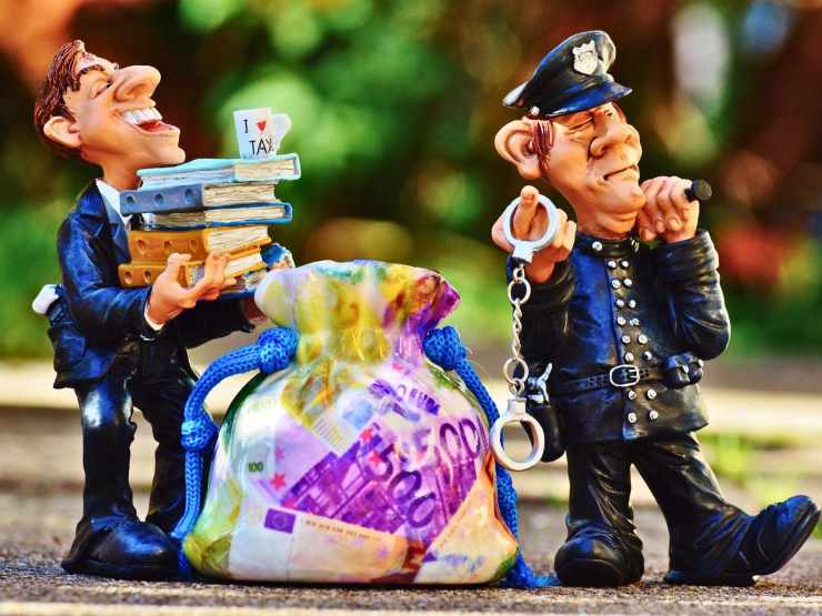 miniature di GdF che trasportano sacco di banconote euro