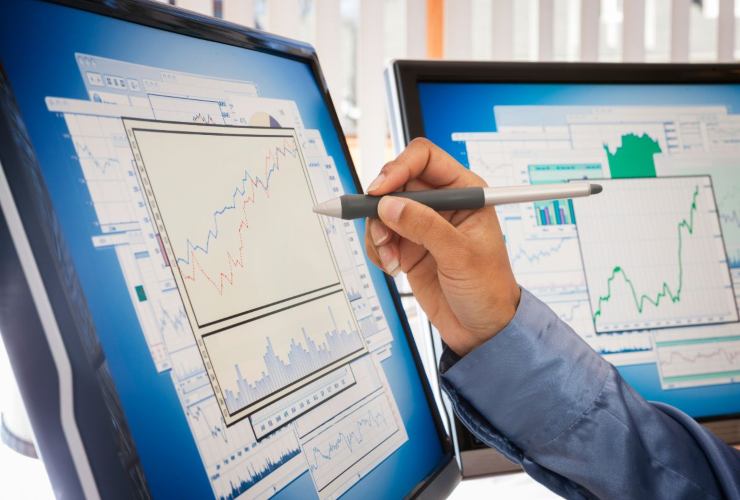 Persoa che studia un grafico azionario