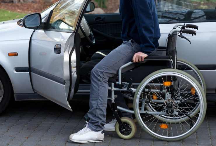 Disabile che sale in auto