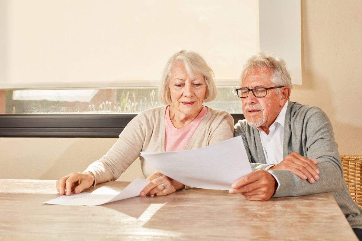 Pensionati che leggono un documento