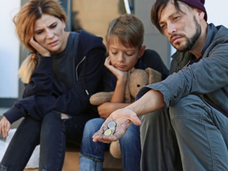 famiglia povera e triste