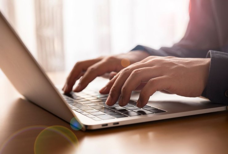 Persona che si informa sul web