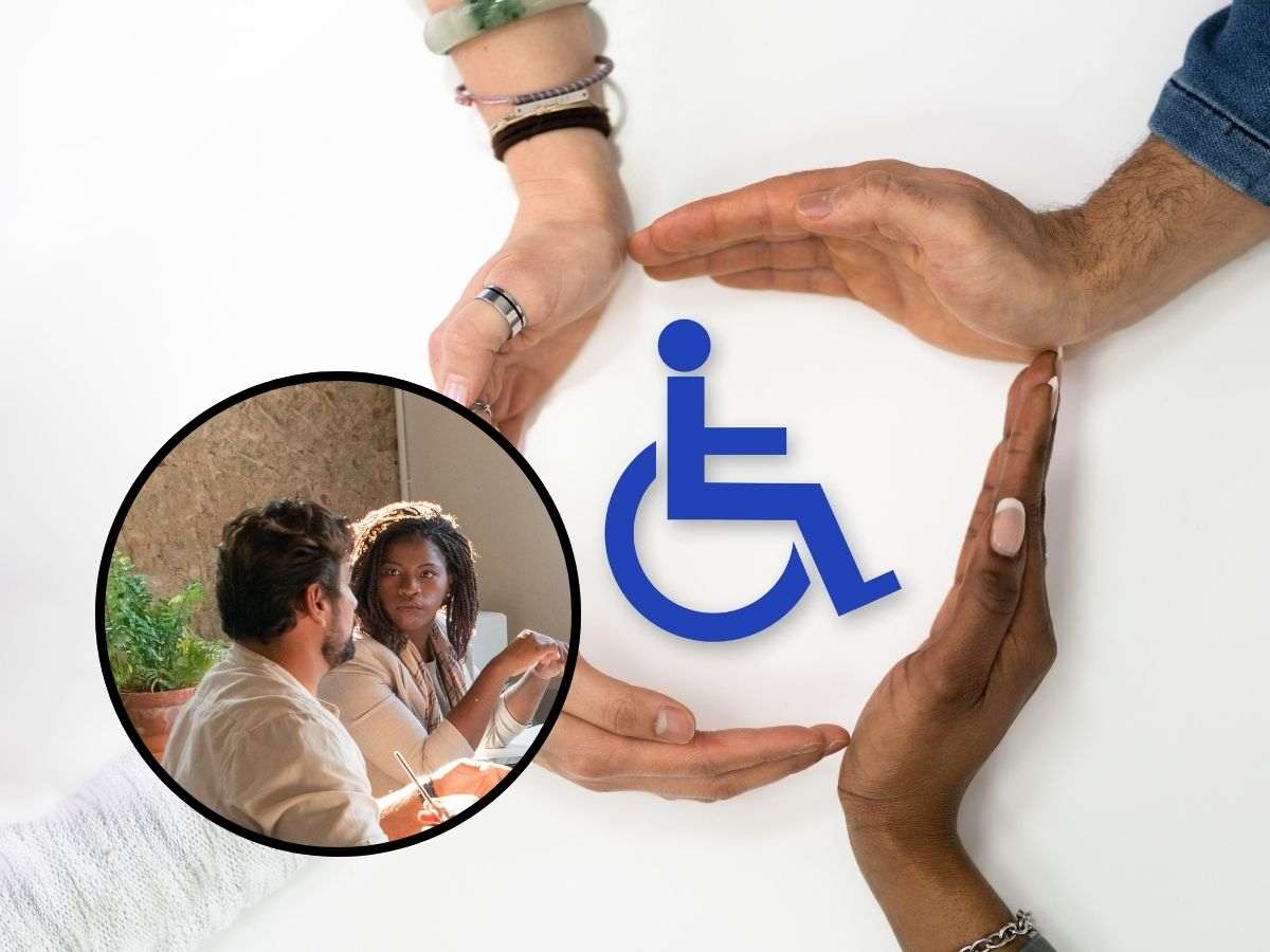sfondo mani che tengono simbolo disabilità e tondo con persone che parlano