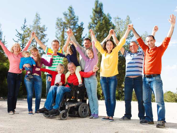 persone che esultano allegre