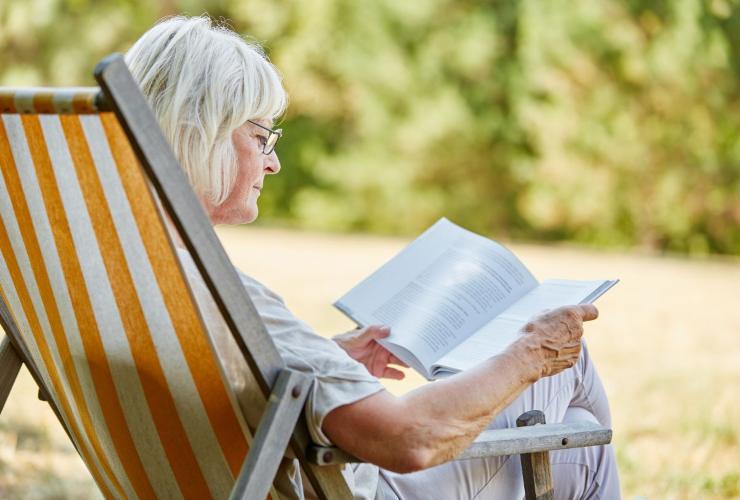 Pensionata che legge