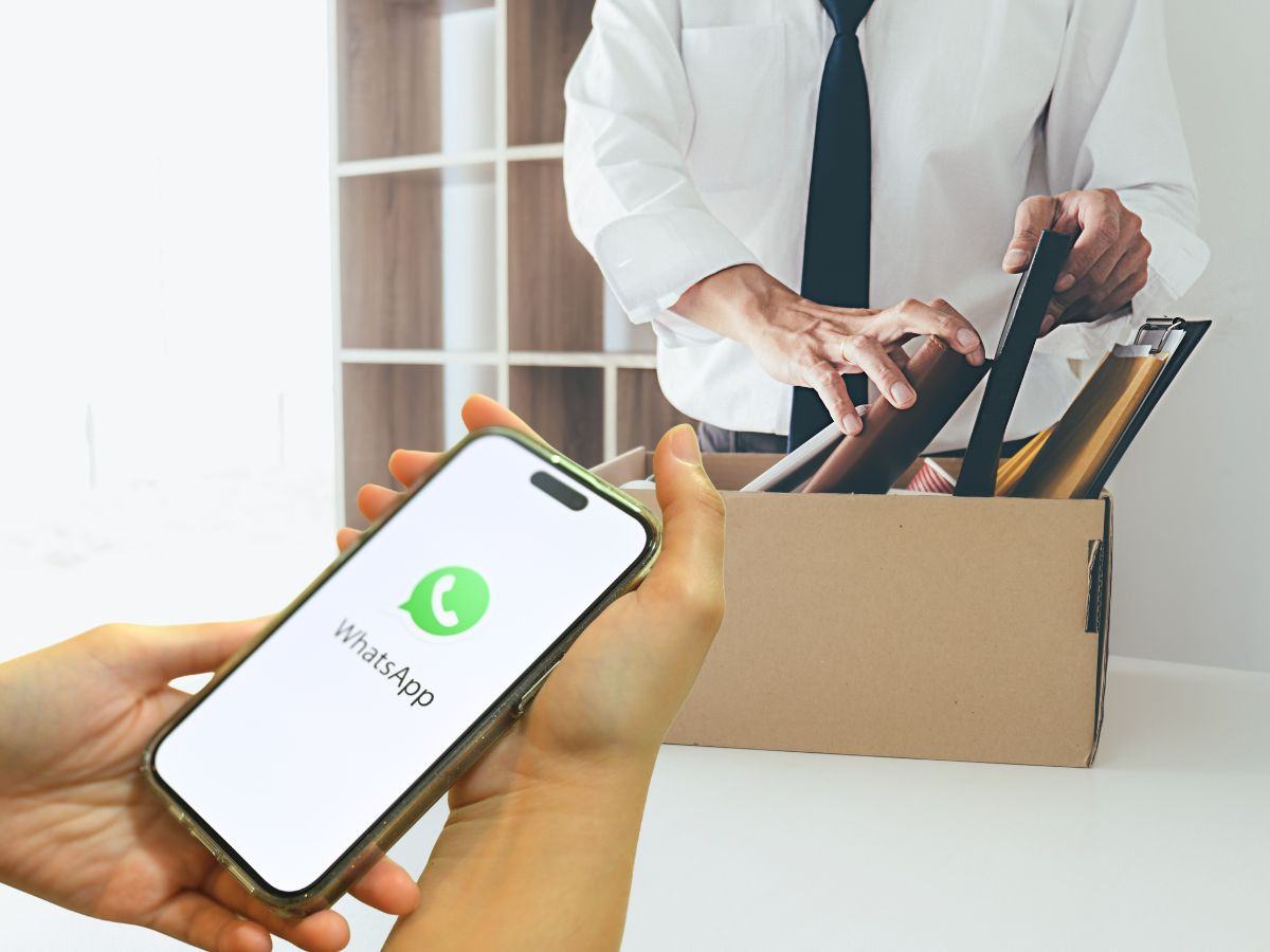 sfondo uomo sottoposto a licenziamento e telefono con logo whatsapp