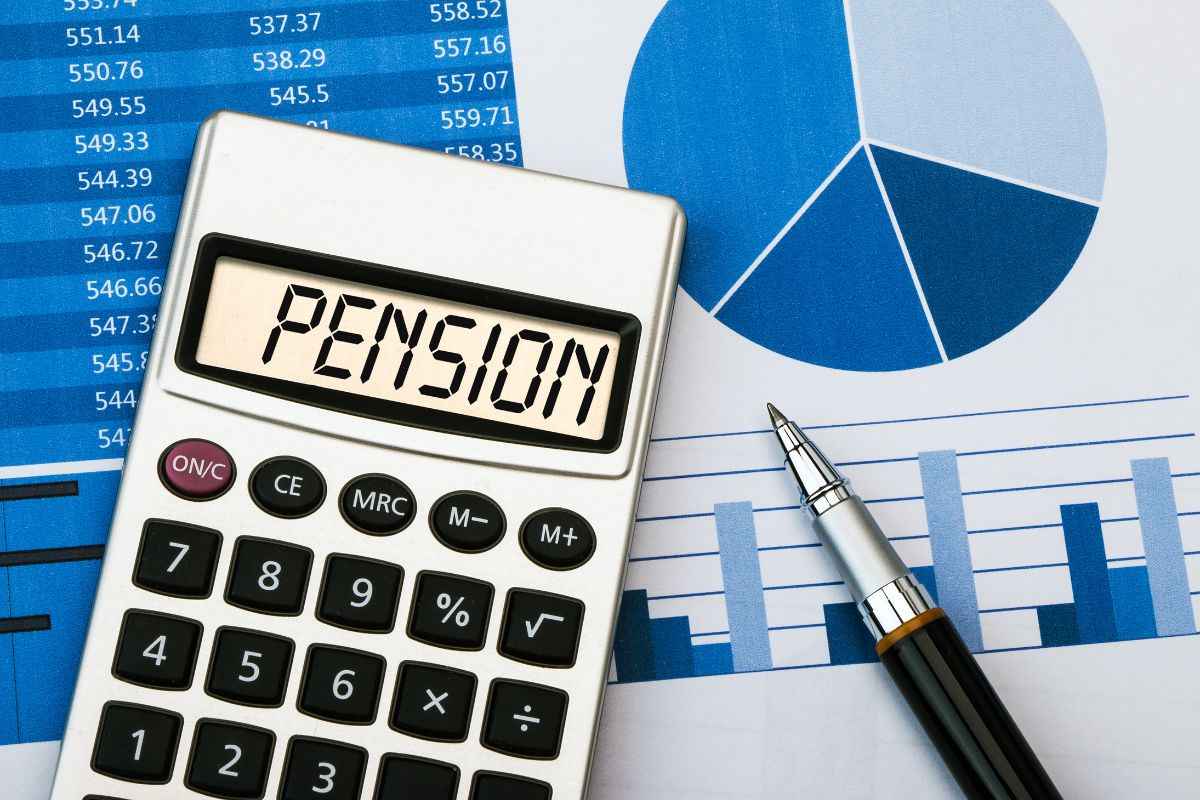 Calcolatrice con scritta pensione e dati pensione