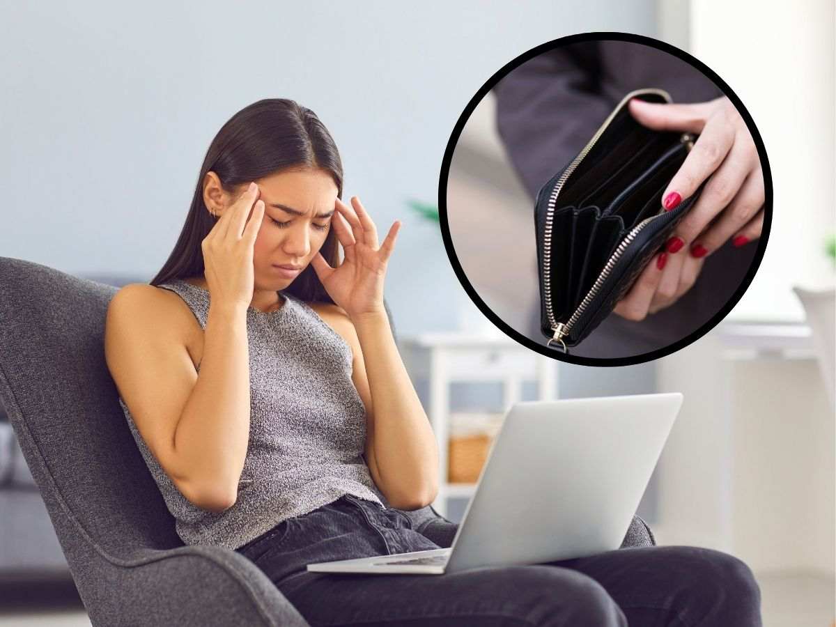 sfondo donna disperata al pc e tondo con portafoglio vuoto in mano