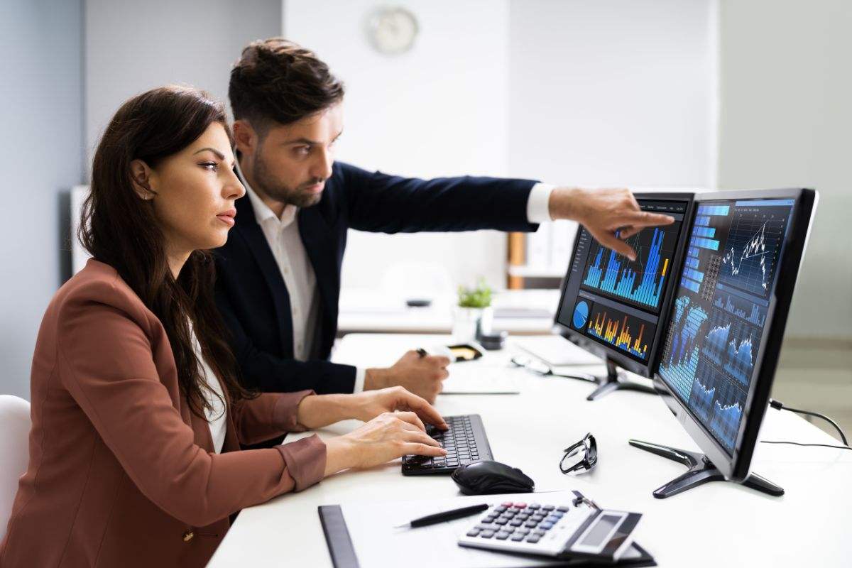 Analisti che studiano dei grafici azionari