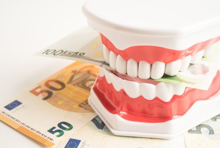 Dentiera e banconote