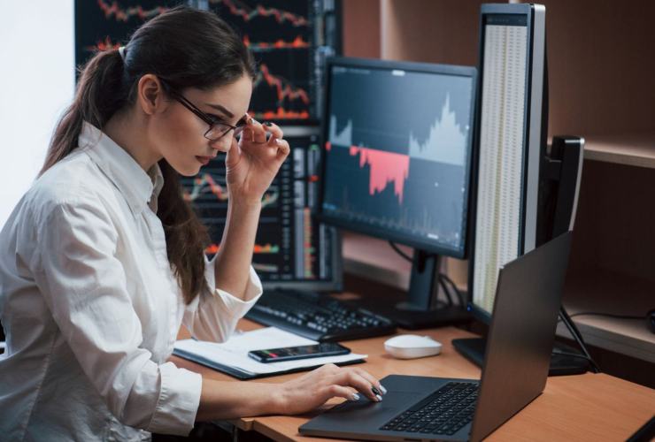 Analista che studia grafici e dati