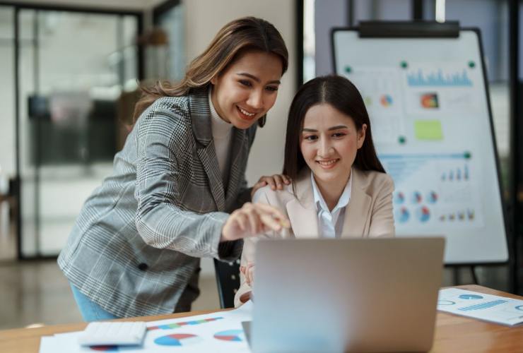 Analisti che monitorano dei dati