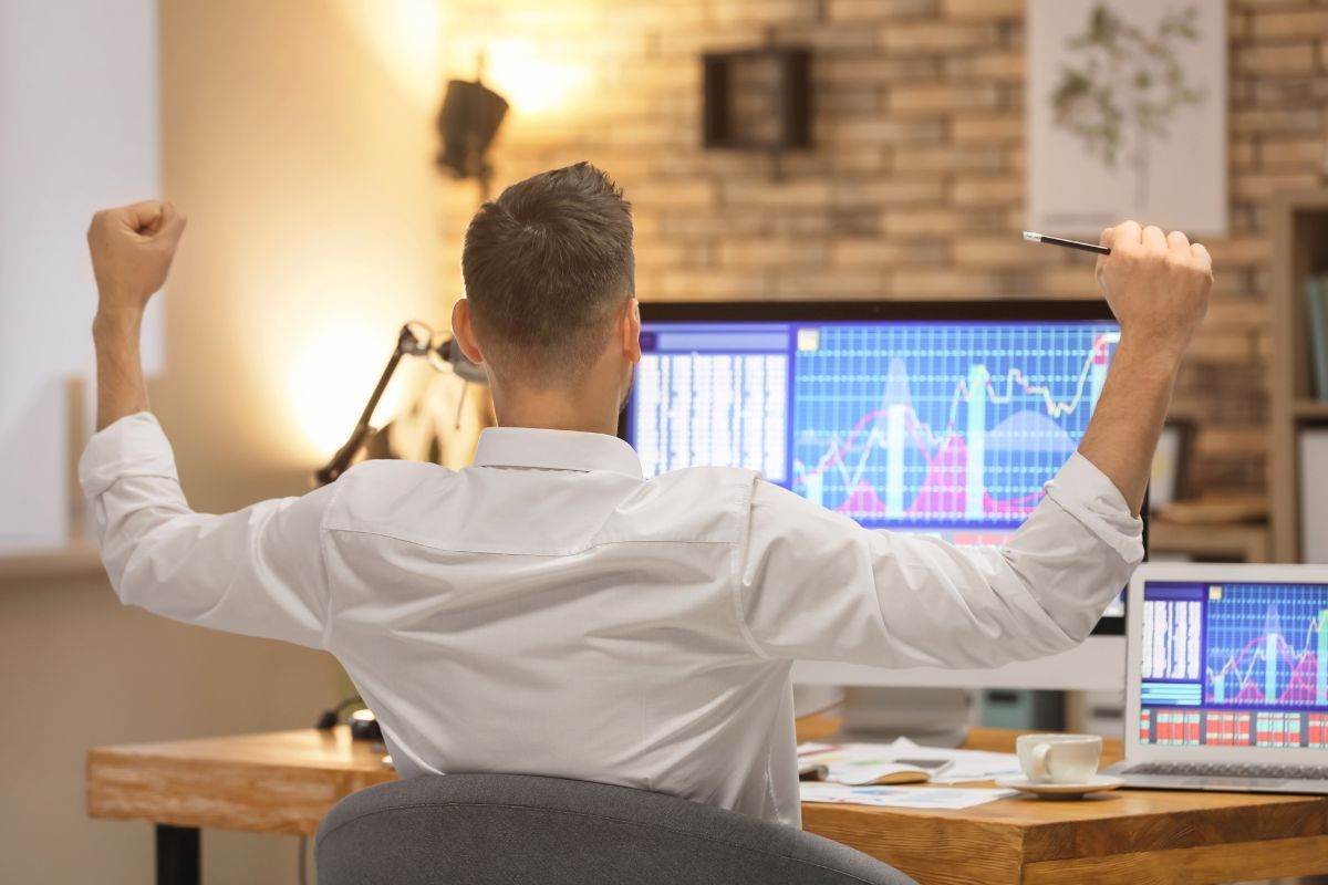Trader che esulta