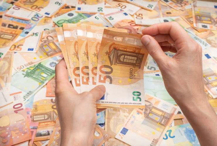 Persona che conta banconote da 50 euro