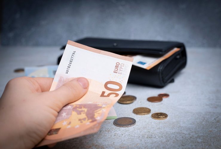 Banconote, monete e portafoglio