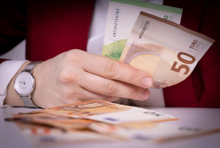 Persona che ha in mano delle banconote da 50 euro