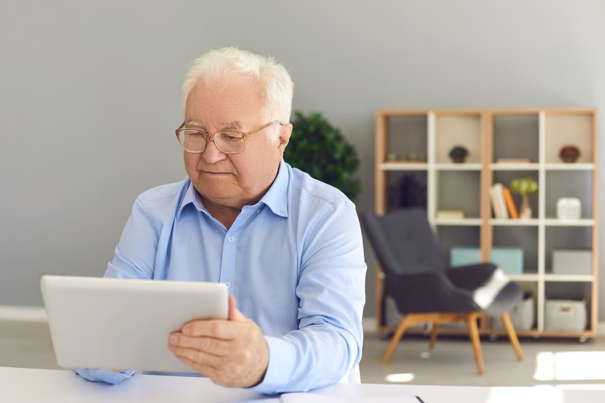 Pensionato che legge notizie