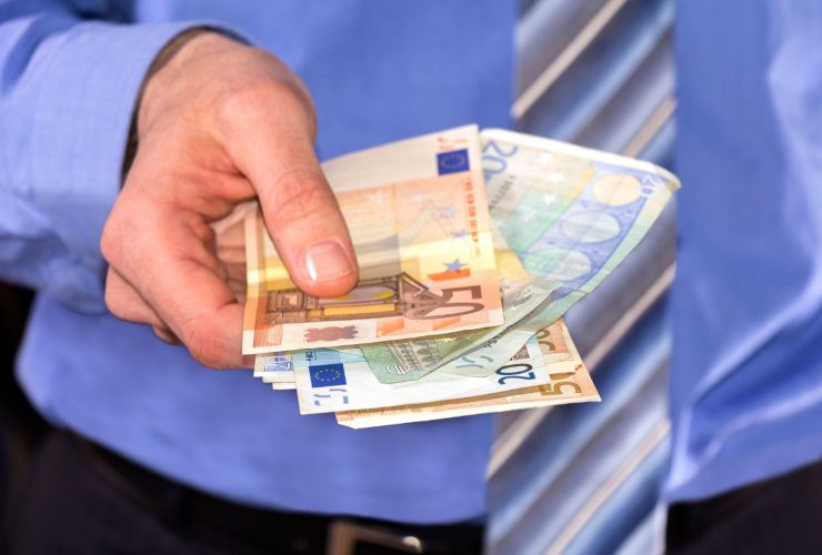 Persona che consegna soldi