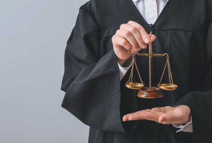 Giudice con in mano bilancia giustizia