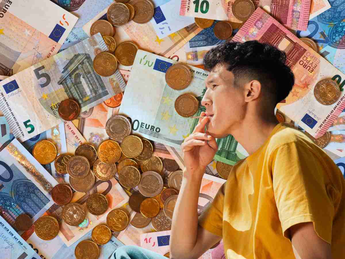 sfondo banconote e monete euro e ragazzo che fuma