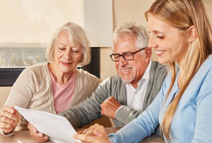 Pensionati felici che leggono novità sulle pensioni