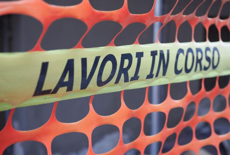 Rete e cartello per lavori in corso