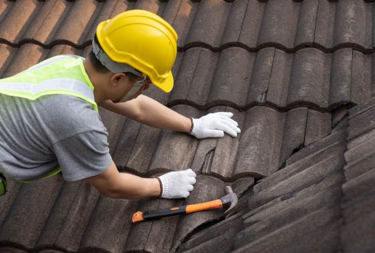 Operaio che effettua lavori sul tetto