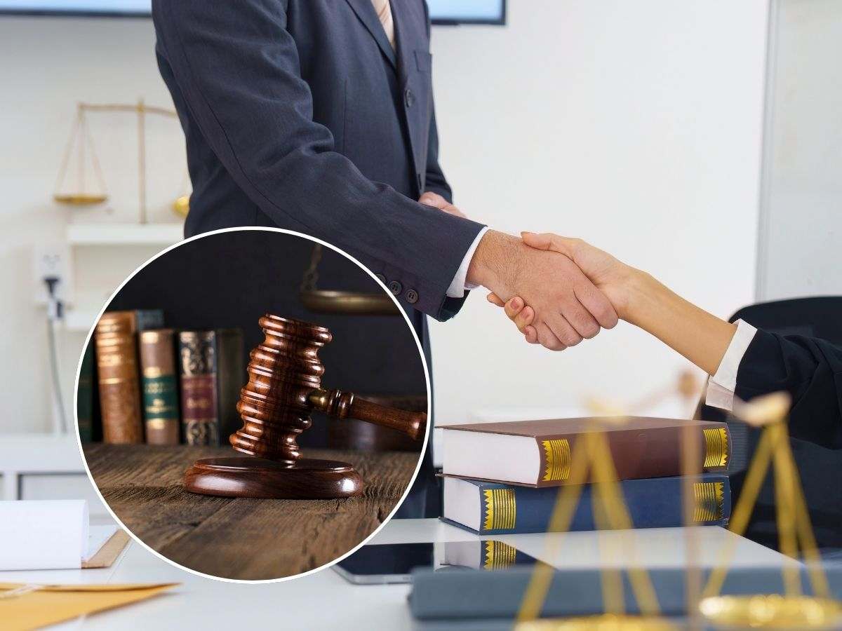 sfondo persone stringono mano e tondo con martelletto e libri legge