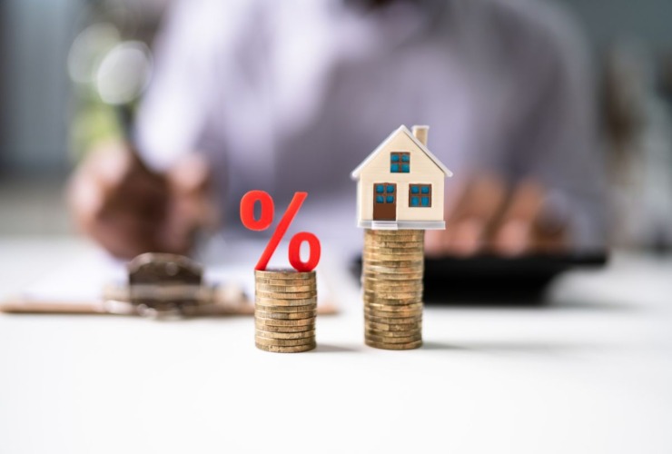 Monete, miniatura casa e percentuale